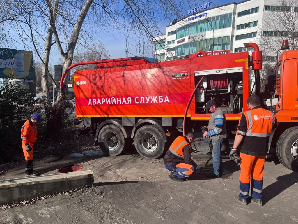 Тряпки, ветошь, средства личной гигиены: в центре Сочи устранили излив  канализации - Городской портал Сочи | Sochi24.tv - Все новости города